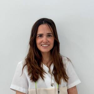 Dra. Stefanía Arena- Dentista cirujana, especialista en implantes dentales, cirugía bucal y periodoncia